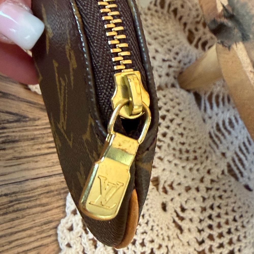 Louis Vuitton Monogram Round Coin Purse - Picture 4 of 8